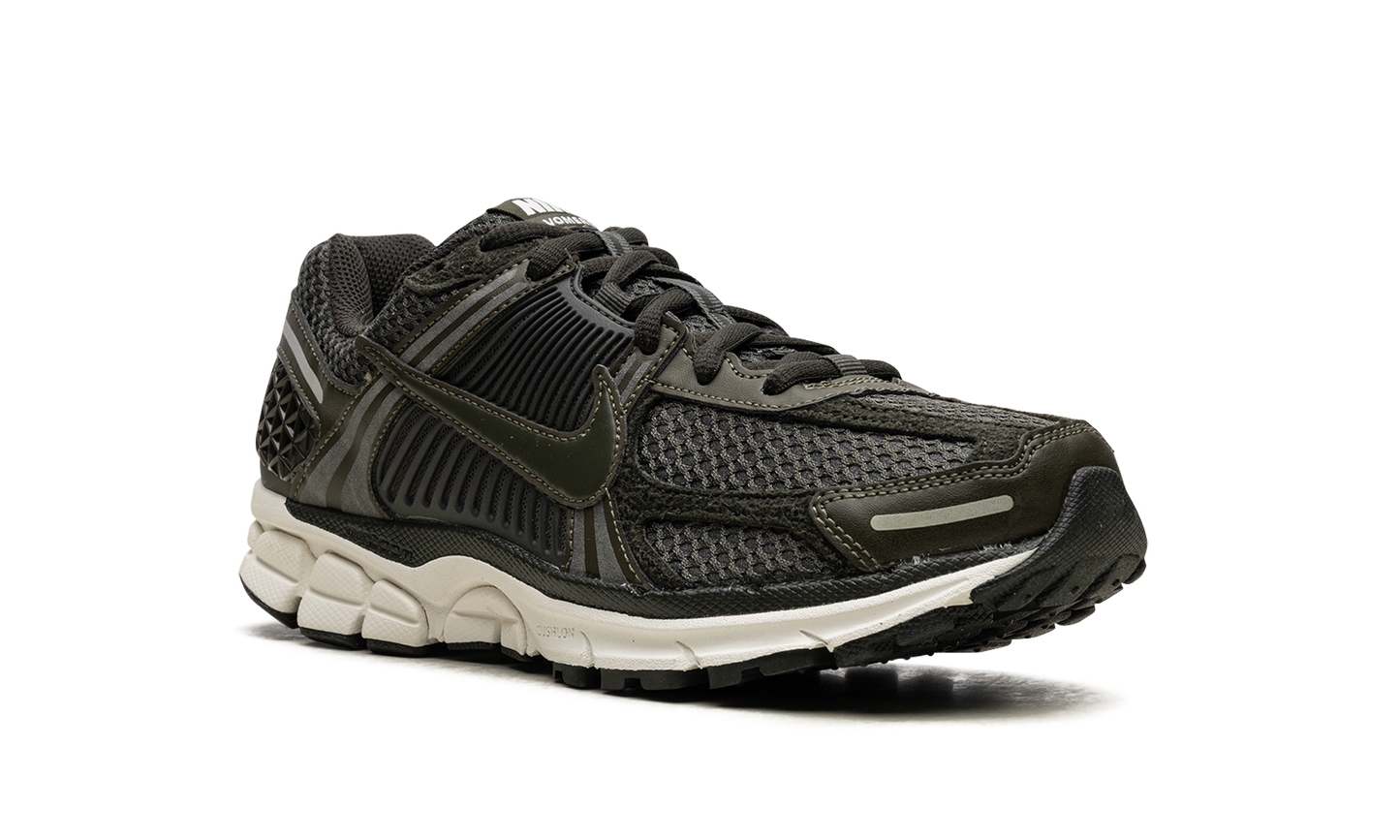 ZOOM VOMERO 5 WMNS"Sequoia" FQ8898 325