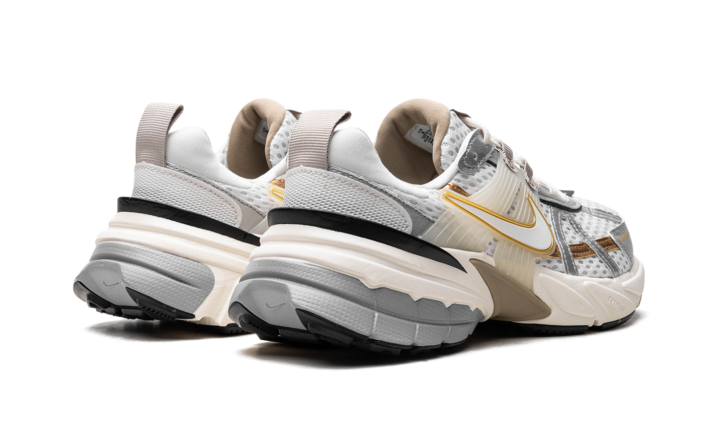 V2K Run WMNS"Khaki Metallic Silver" HJ7245 100