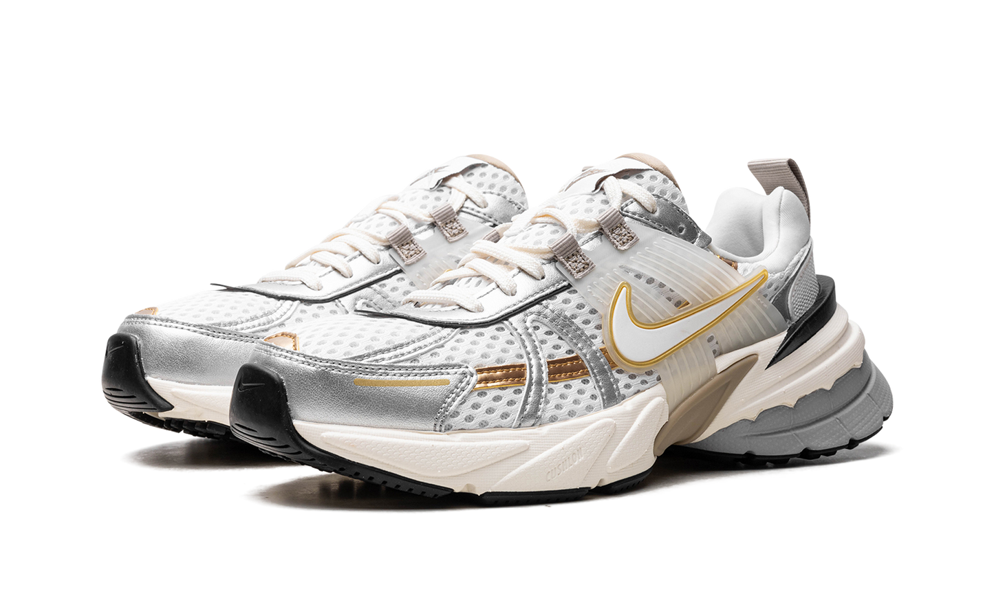 V2K Run WMNS"Khaki Metallic Silver" HJ7245 100