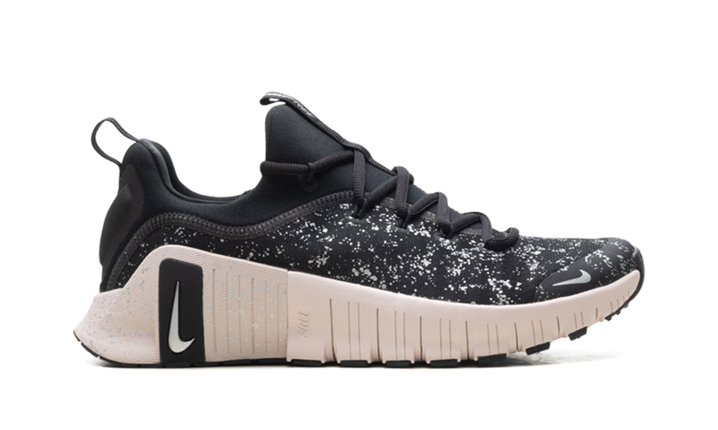 Free Metcon 6 SE WMNS"Black Silt Red" HV2017 001