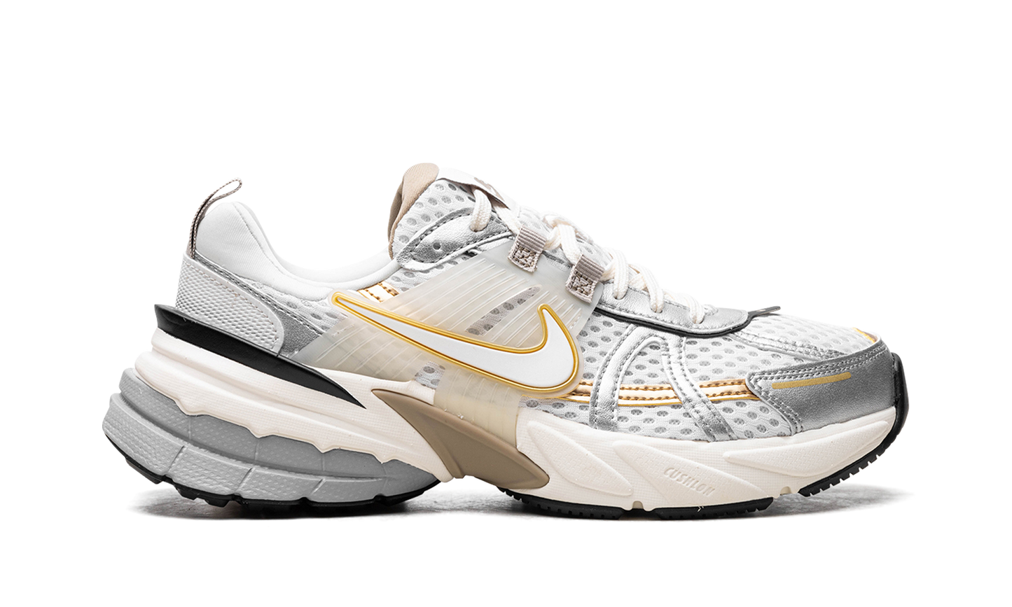 V2K Run WMNS"Khaki Metallic Silver" HJ7245 100