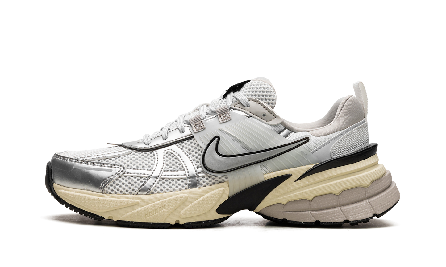 V2K RUN WMNS"Metallic Silver" FD0736 100
