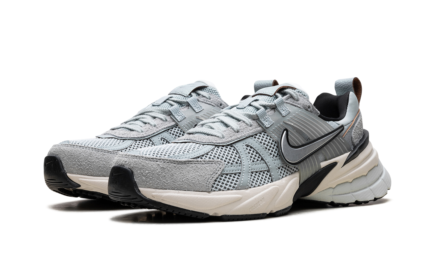 V2K Run WMNS"Light Pumic Black Chrome" FN6703 003