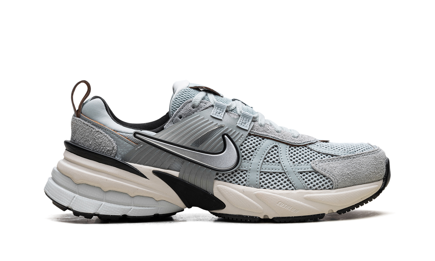 V2K Run WMNS"Light Pumic Black Chrome" FN6703 003