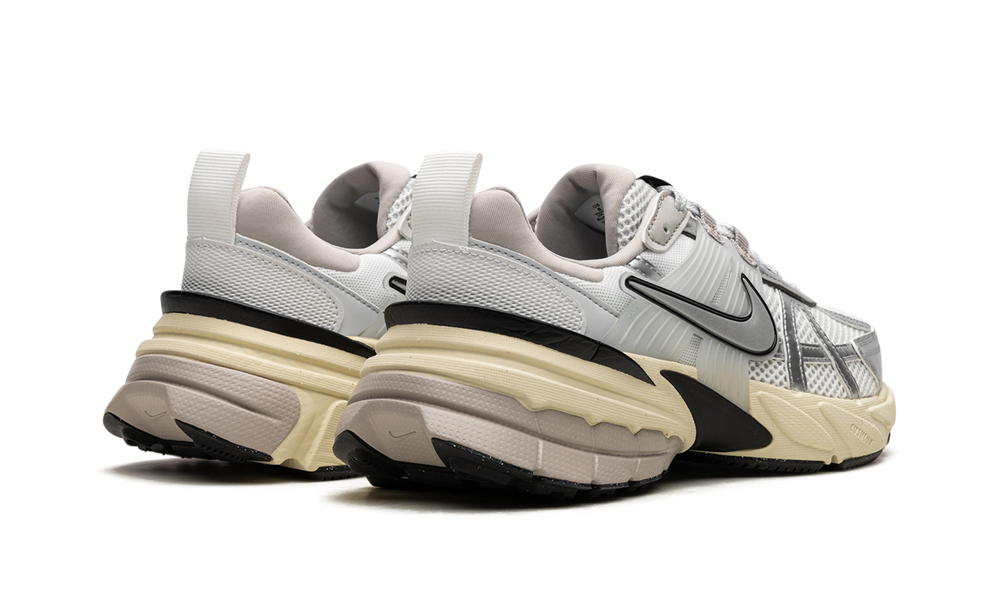 V2K RUN WMNS"Metallic Silver" FD0736 100