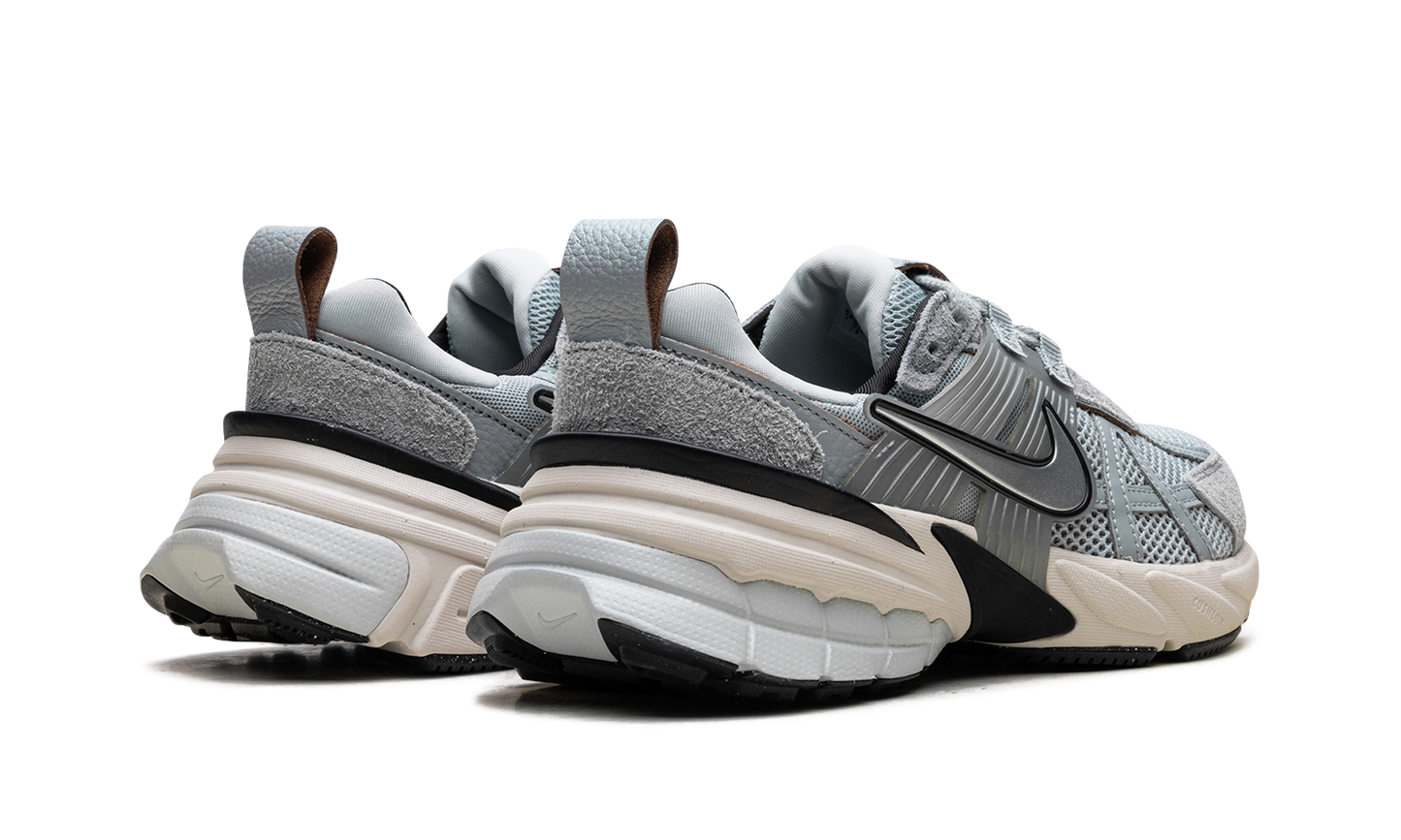 V2K Run WMNS"Light Pumic Black Chrome" FN6703 003