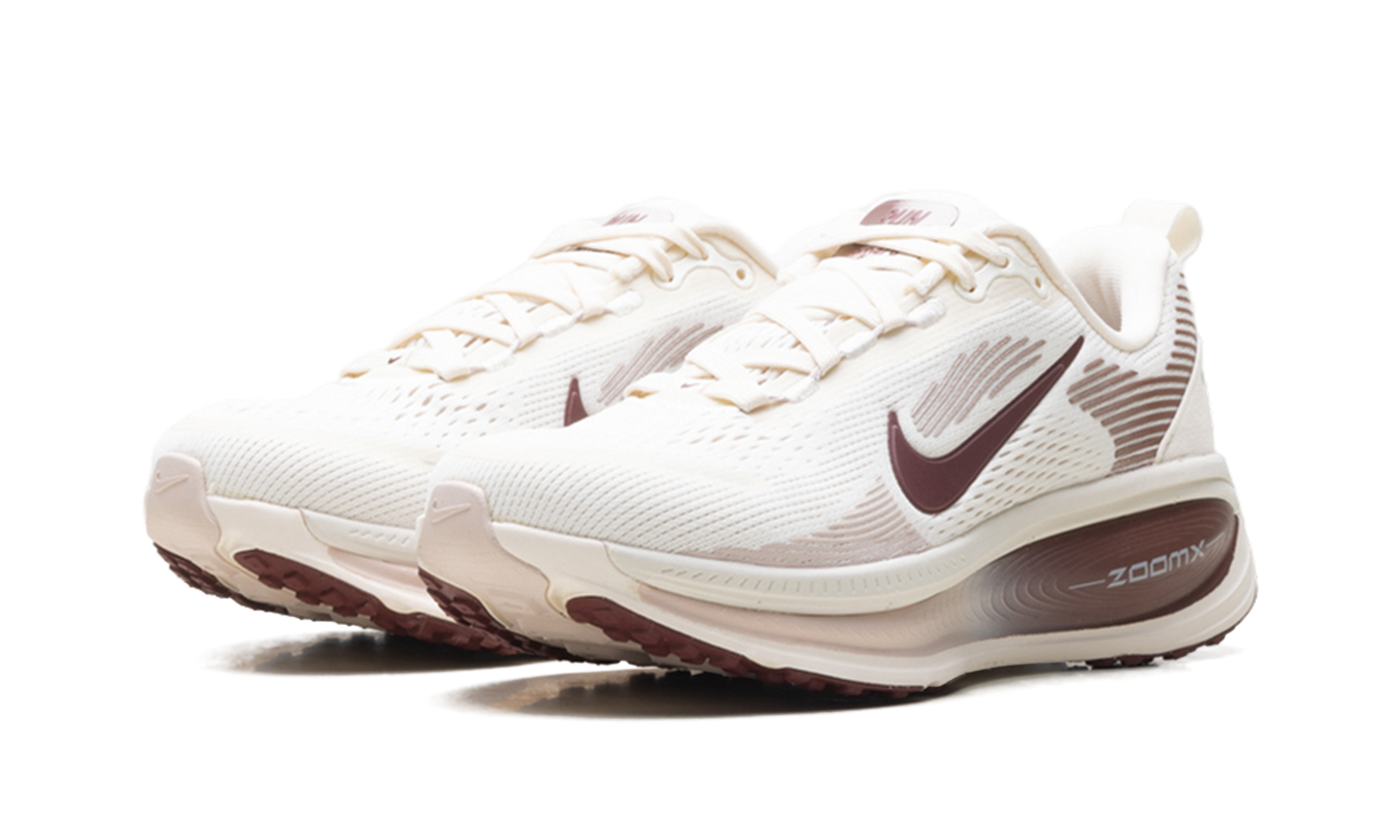Vomero 18 WMNS"Pale Ivory Red Sepia Silt Red Dark Team Red" HM6804 108