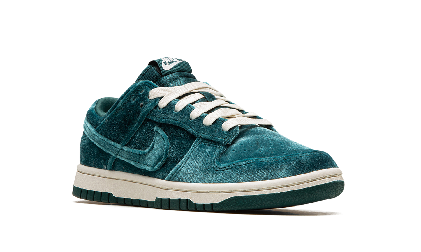 DUNK LO MNS WMNS"Green Velvet" DZ5224 300