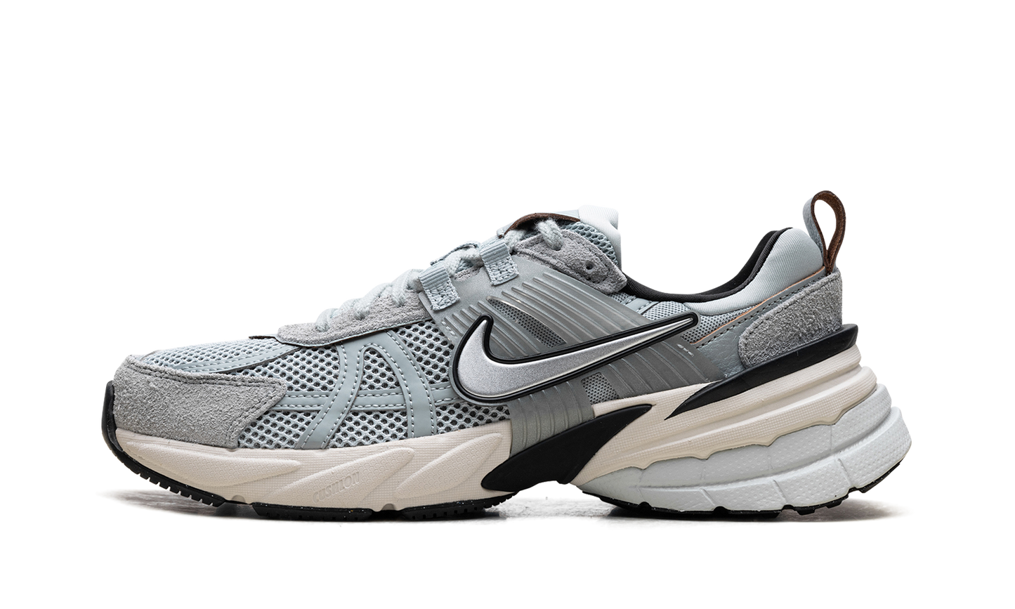 V2K Run WMNS"Light Pumic Black Chrome" FN6703 003