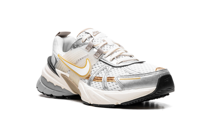 V2K Run WMNS"Khaki Metallic Silver" HJ7245 100