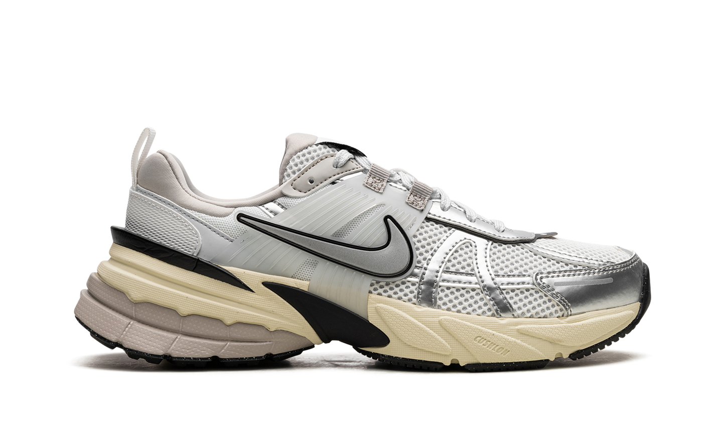 V2K RUN WMNS"Metallic Silver" FD0736 100